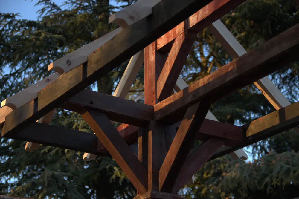 Structure en bois de l’auvent de portail avant la pose de la couverture en tavaillons