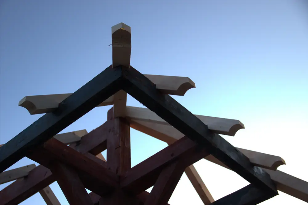 Charpente traditionnelle d’un auvent de portail en cours de rénovation dans le Luberon