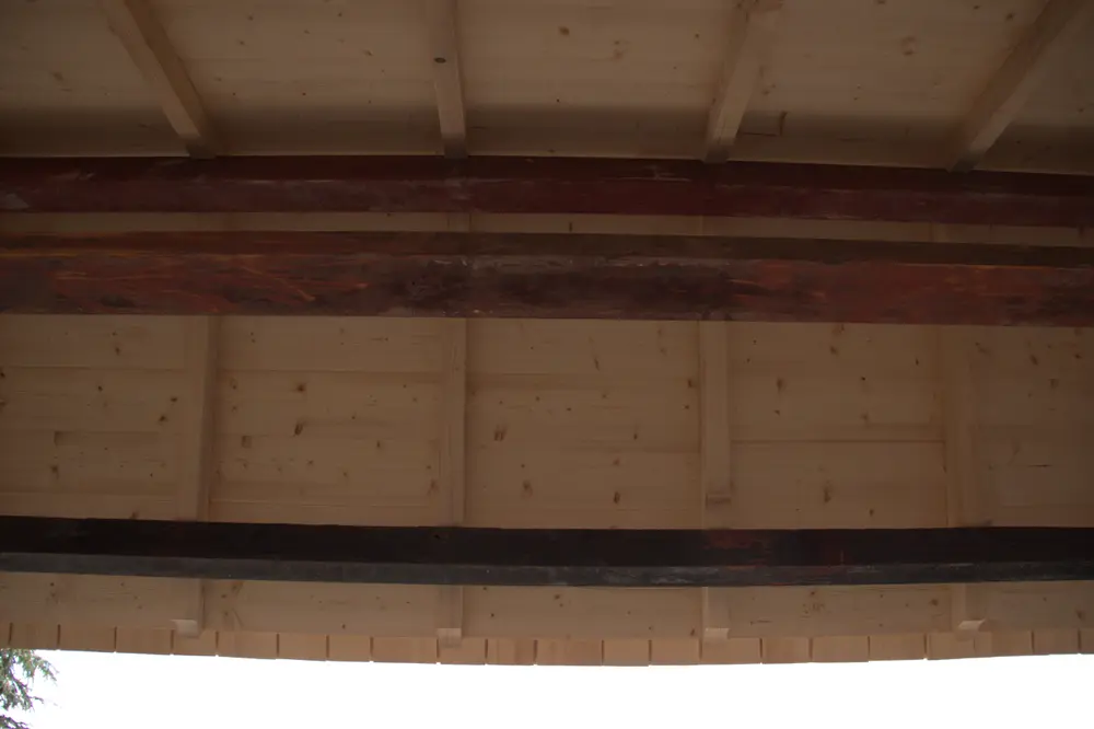 Structure en bois de l’auvent de portail avant la pose de la couverture en tavaillons
