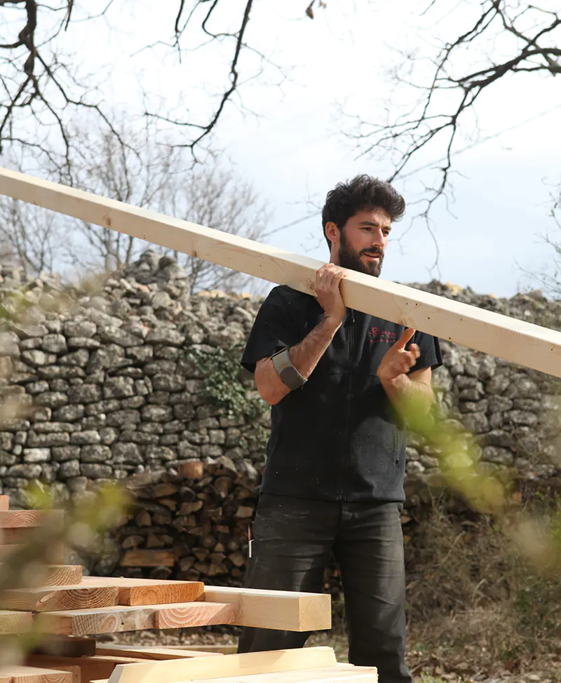 Emmanuel Simonot, charpentier et créateur bois de La Petite Écharde, sur un chantier