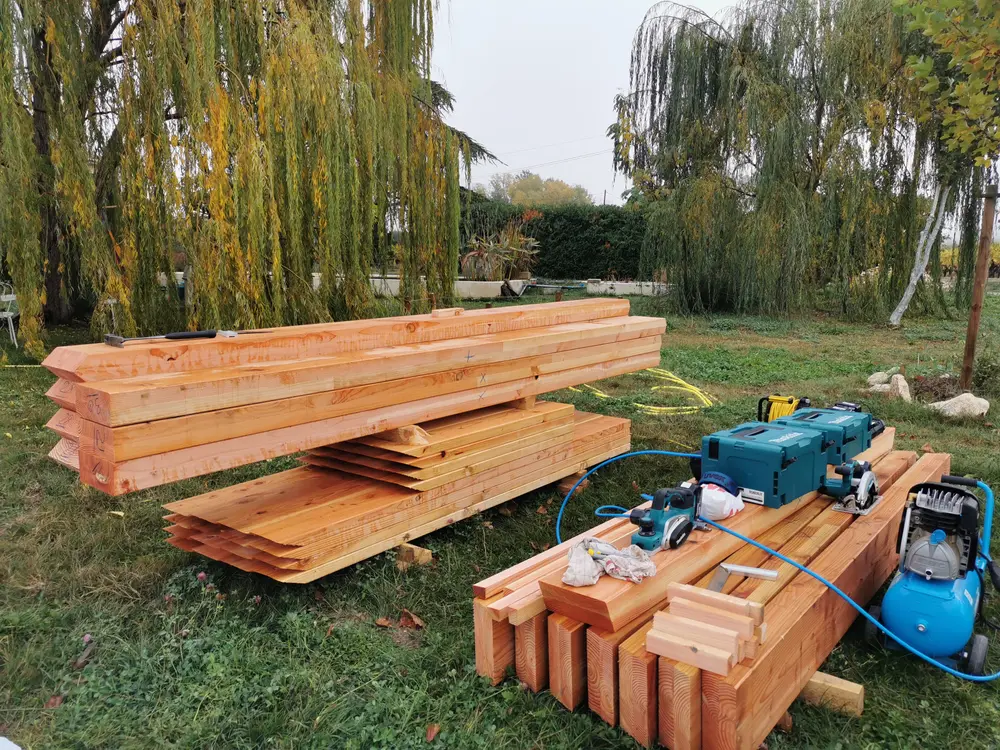 Préparation des bois de charpente pour la structure de l’Igloo Végétal
