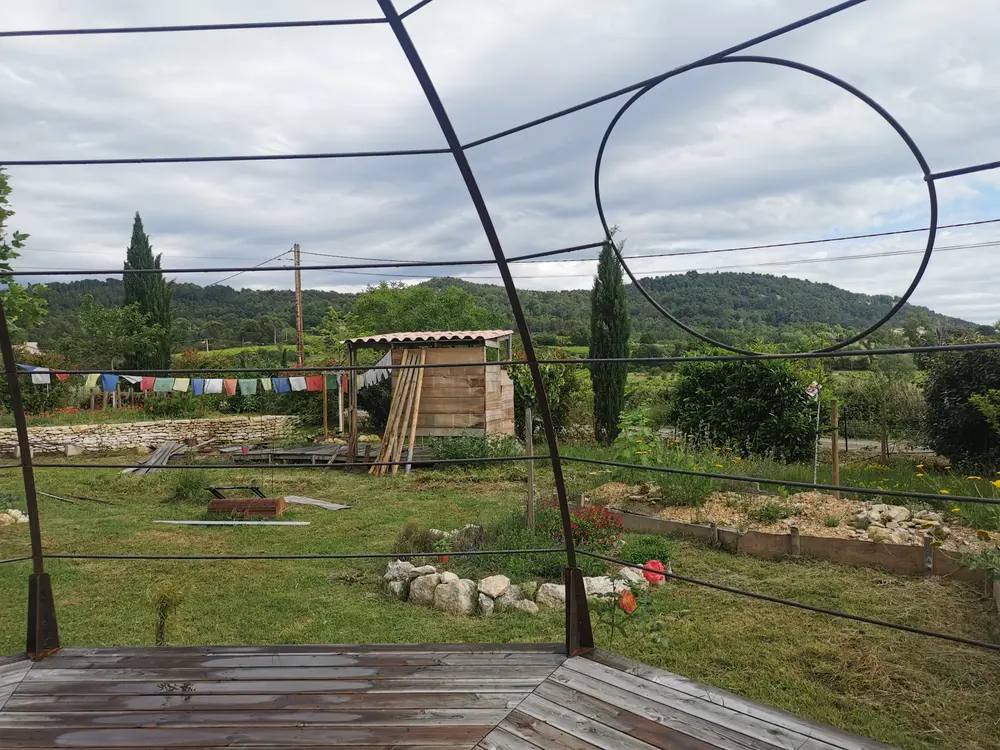 Igloo Végétal en construction dans un jardin du Luberon
