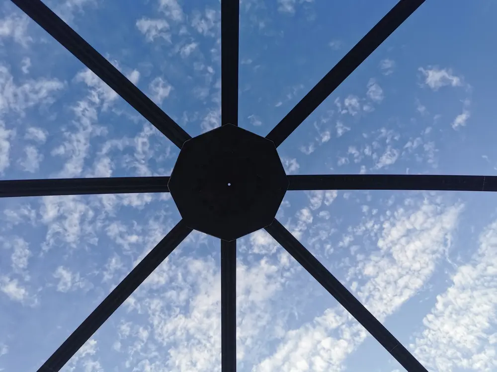 Assemblage de la structure bois et métal de l’Igloo Végétal