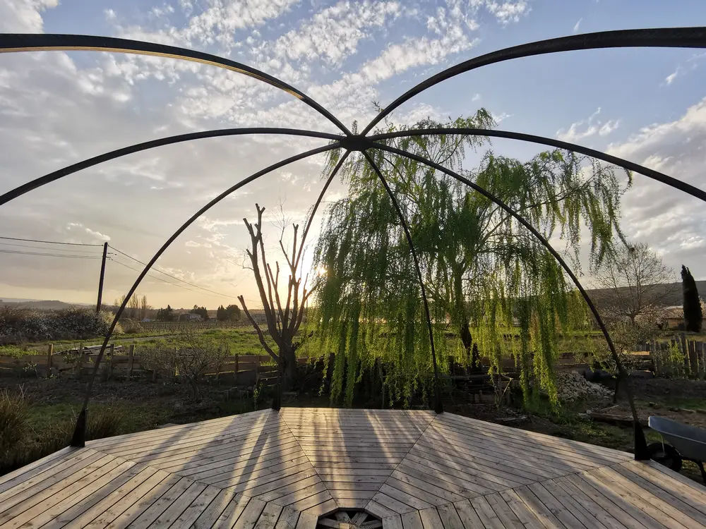 Vue intérieure de la structure de l’Igloo Végétal donnant sur le jardin
