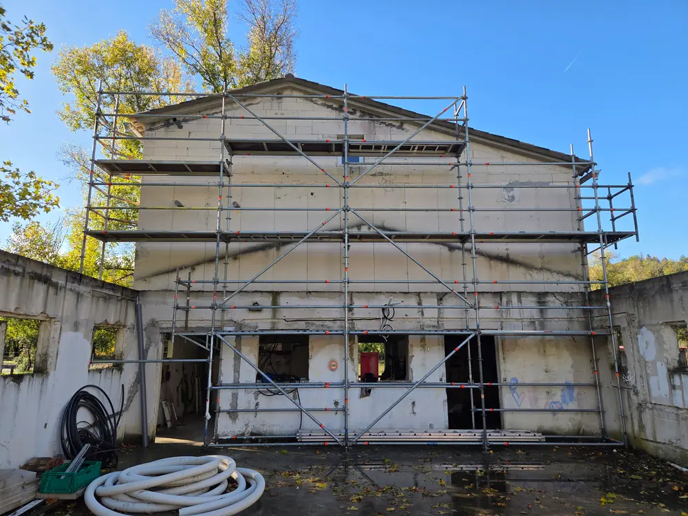 Façade sous échafaudage avant travaux d’isolation thermique extérieure