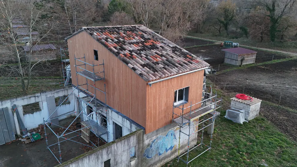 Chantier de rénovation énergétique avec bardage en bois Douglas