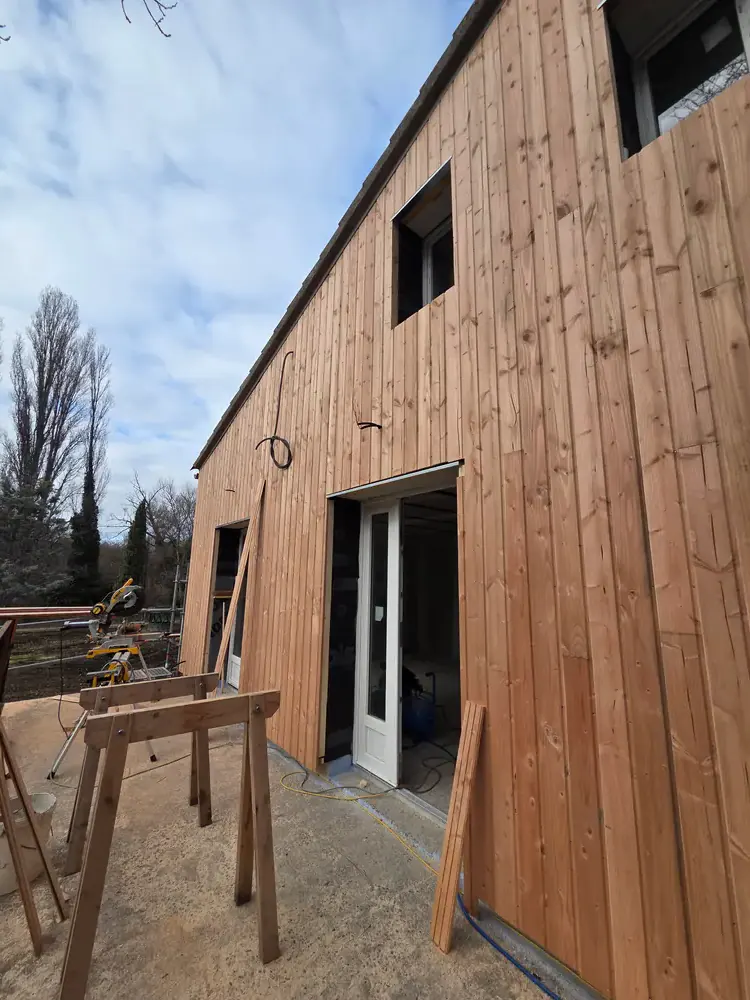 Bardage en Douglas posé en lames verticales sur une façade isolée