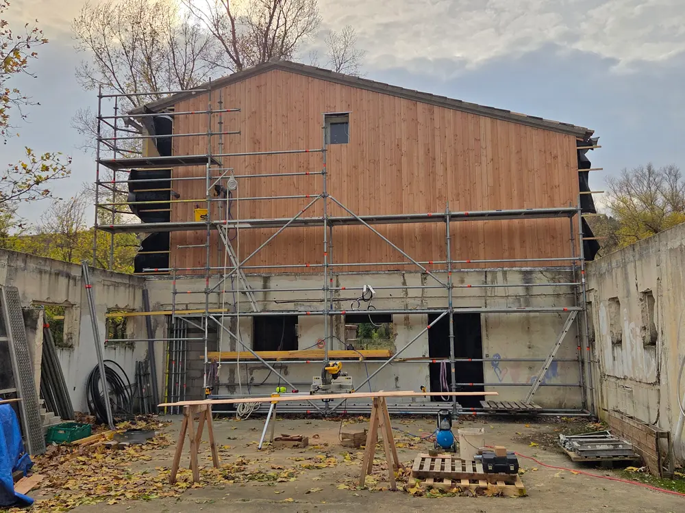 Travaux d’isolation et de bardage bois sur une façade avant rénovation