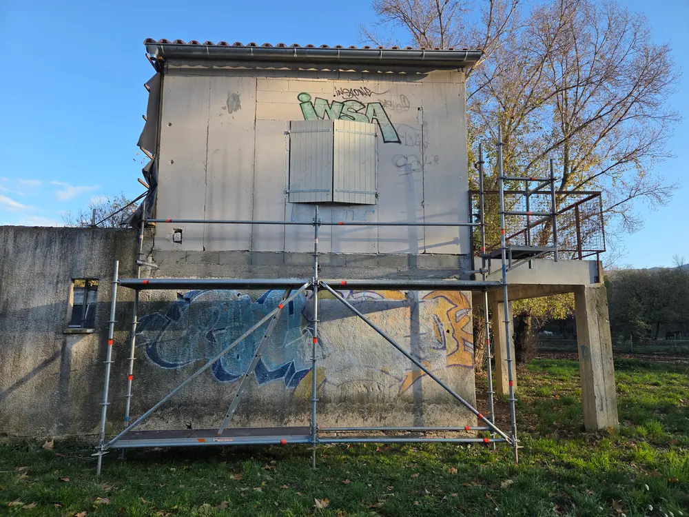 Ouvertures et menuiseries intégrées au bardage bois d’une façade rénovée