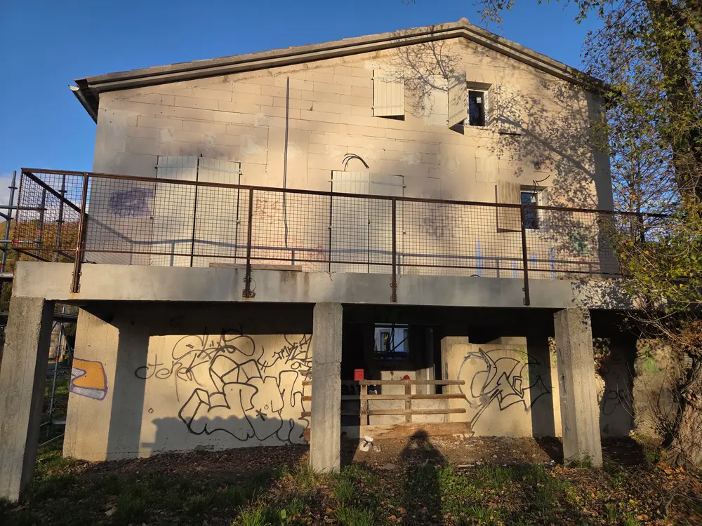 Chantier de rénovation énergétique avec bardage en bois Douglas