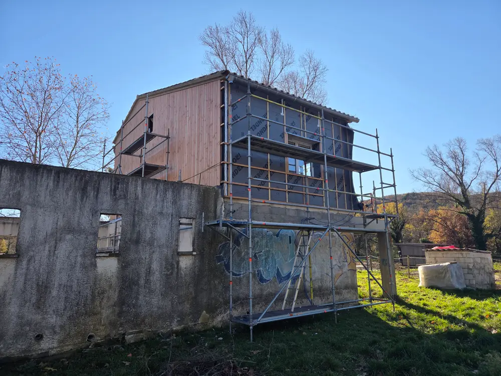 Détail du bardage bois ventilé en Douglas d’une rénovation énergétique