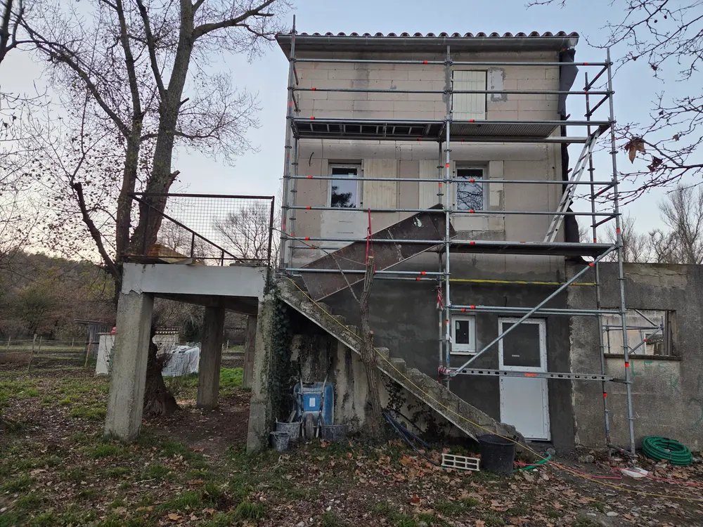 Façade d’un bâtiment habillée de bardage bois après travaux d’ITE