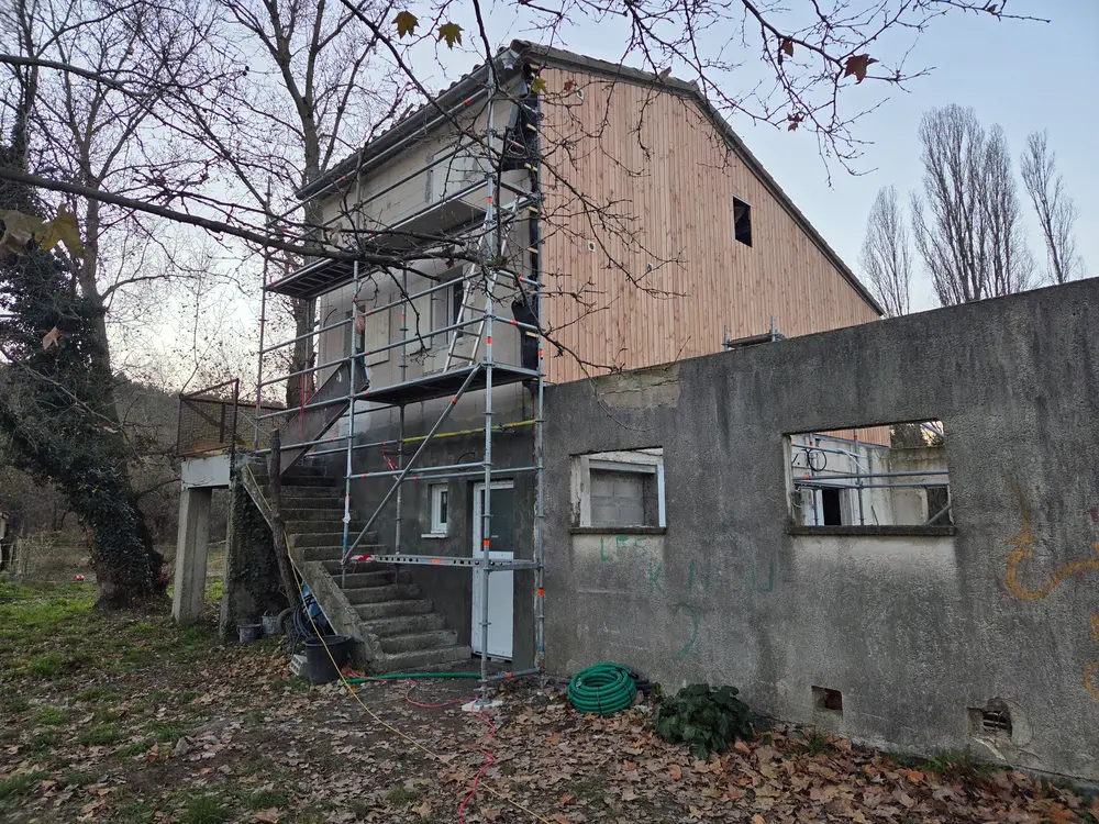 Travaux d’isolation et de bardage bois sur une façade avant rénovation