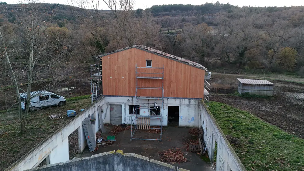 Ouvertures et menuiseries intégrées au bardage bois d’une façade rénovée