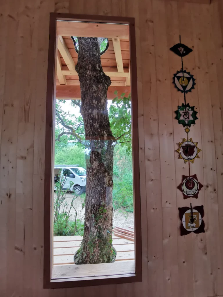 Panneaux OSB habillant l’ossature bois de la cabane octogonale