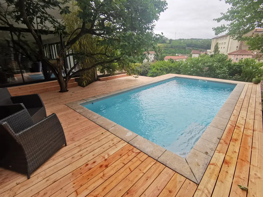 Vue rapprochée des lames de terrasse en Douglas près du bassin