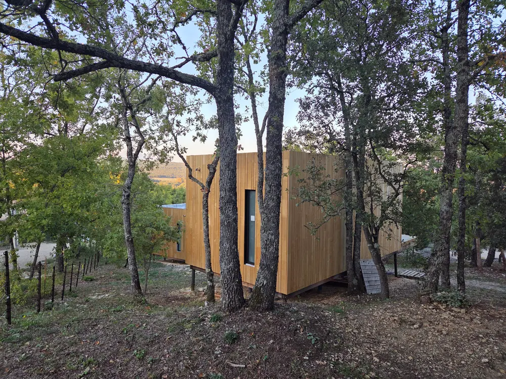 Vue extérieure d’une tiny house en bois en cours de chantier