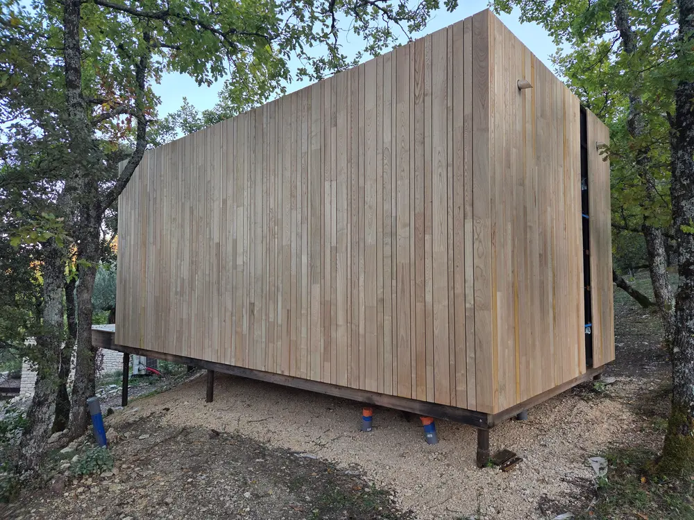 Assemblage de l’ossature bois d’une tiny house sur mesure