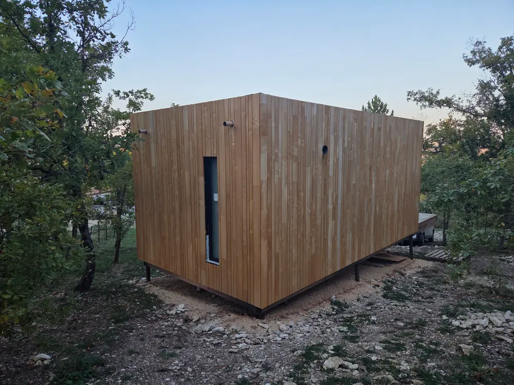 Ossature bois d’une tiny house en cours de construction sur pilotis