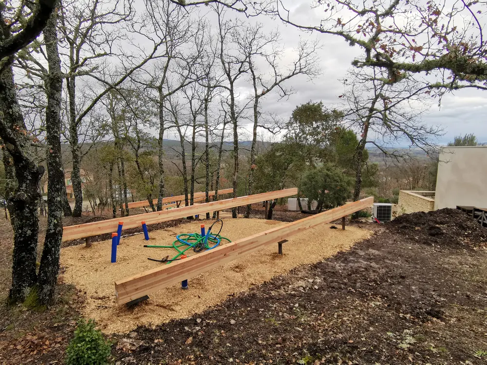 Structure intérieure en bois d’une tiny house avant la pose de la toiture