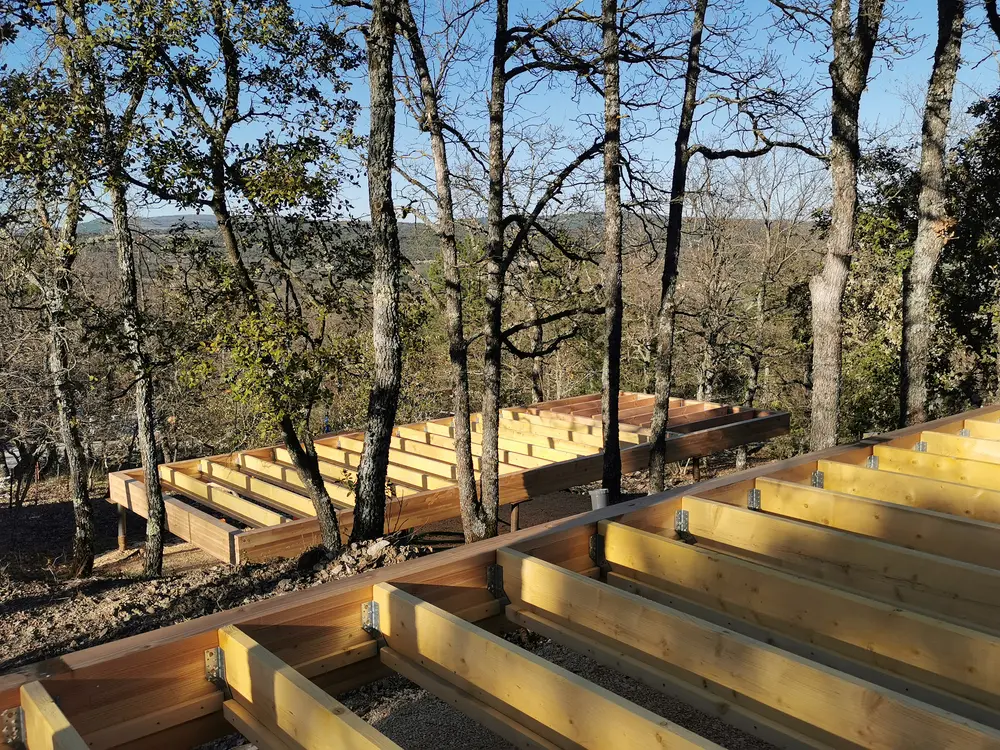 Charpente et plancher en panneaux OSB d’une tiny house