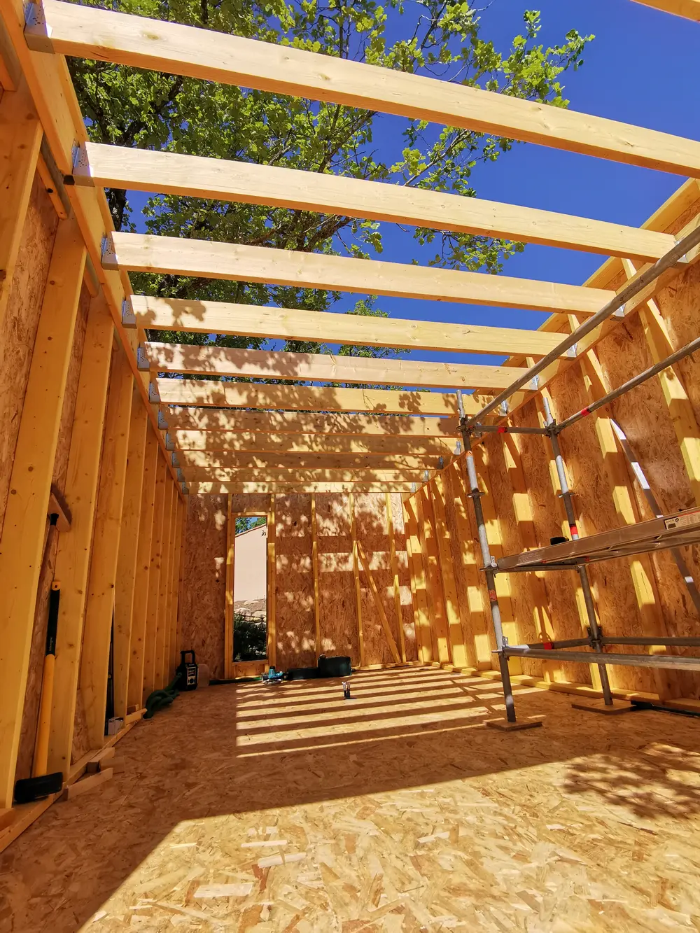 Ossature bois d’une tiny house en cours de construction sur pilotis