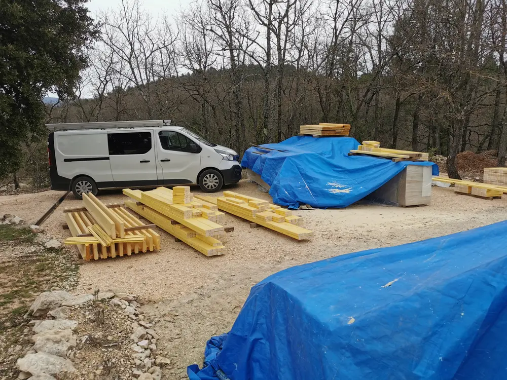 Tiny house en ossature bois implantée sur pilotis dans le Luberon