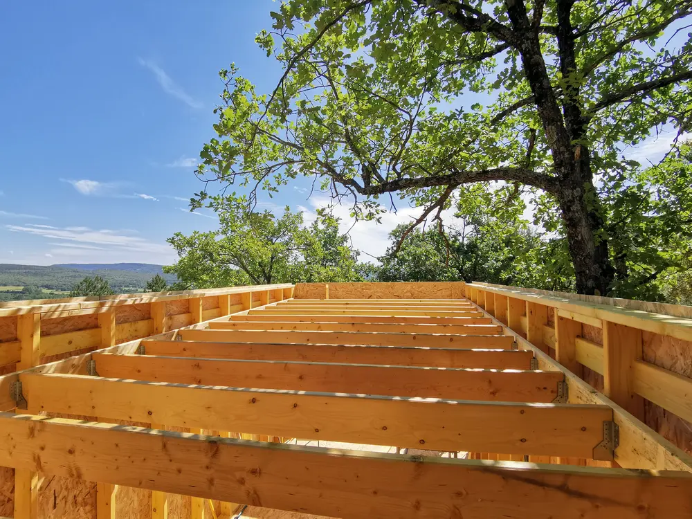Structure intérieure en bois d’une tiny house avant la pose de la toiture