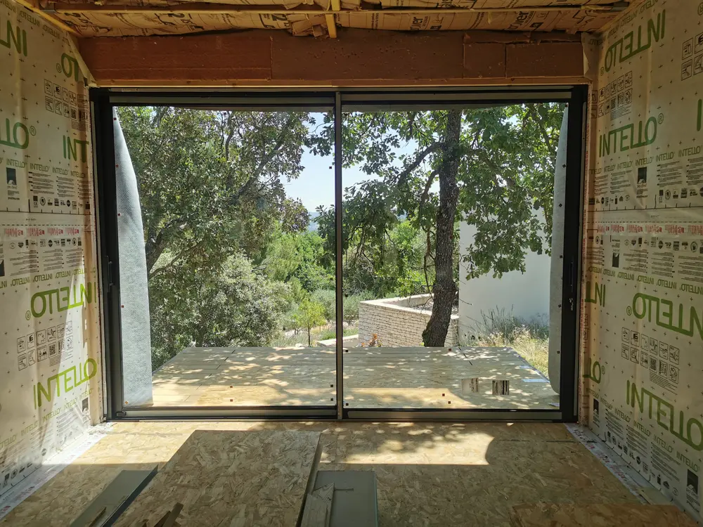 Tiny house en ossature bois implantée sur pilotis dans le Luberon