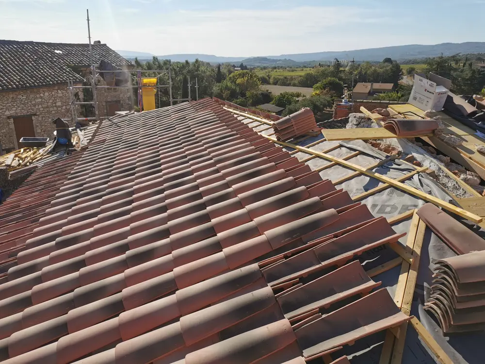 Pose de tuiles canal sur membrane d’étanchéité lors d’une rénovation de toiture